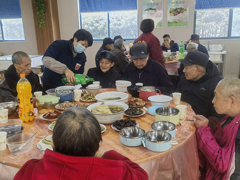 薛家爱心护理院与罗溪爱心护理院：同庆新春，异地同欢的年饭盛景